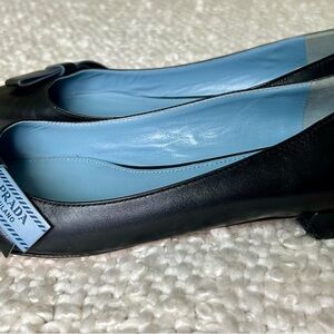 Prada Logo Flats Crafted with high-quality leather. 39.5 (EU)